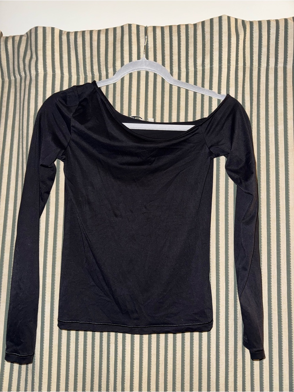 Wilfred Women's Black Long-Sleeve Scoop Neck Top